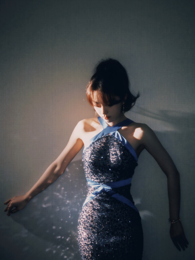 赵今麦芭莎盛典挂脖裙再引热议，蓝黑礼服争议VS粉色长裙仙气，00后小花转型胜负几何