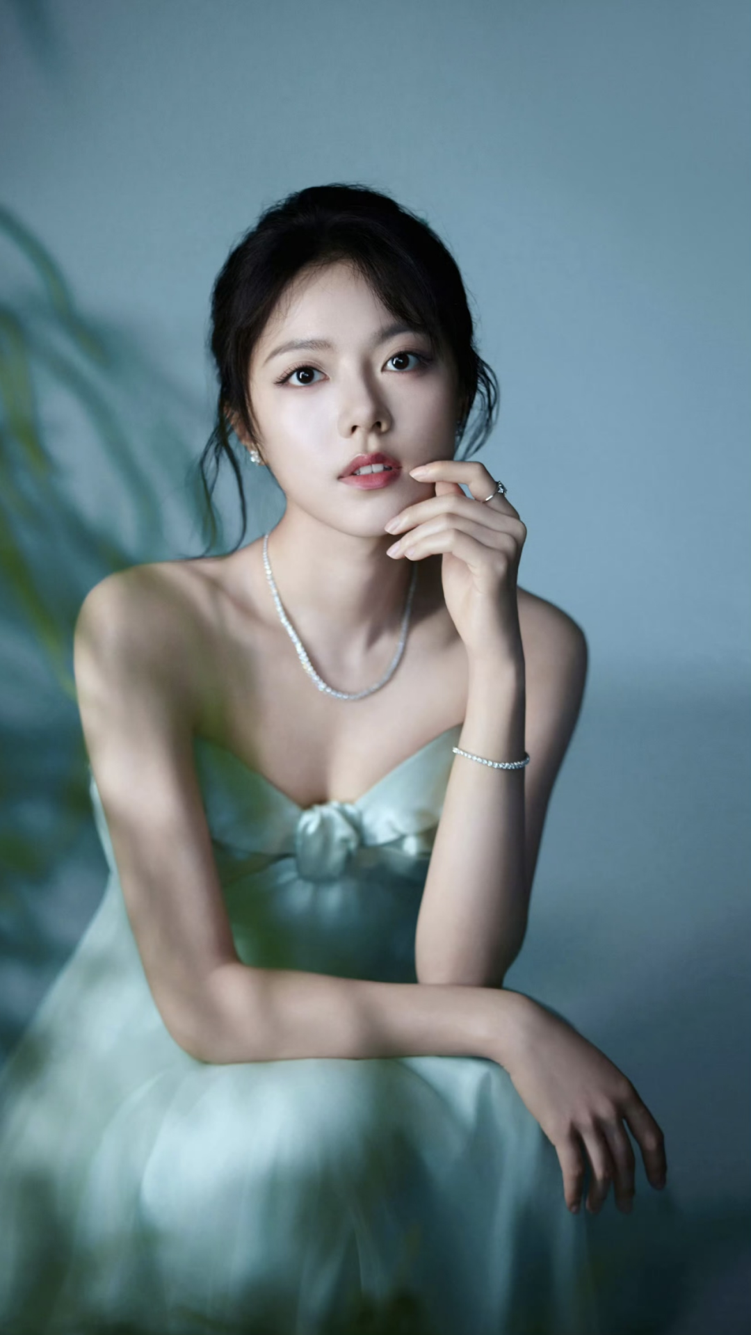 赵今麦芭莎盛典挂脖裙再引热议，蓝黑礼服争议VS粉色长裙仙气，00后小花转型胜负几何