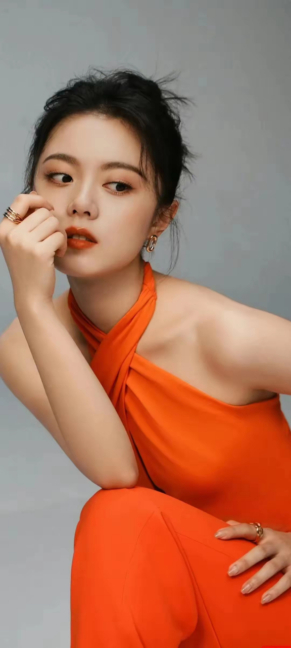 赵今麦芭莎盛典挂脖裙再引热议，蓝黑礼服争议VS粉色长裙仙气，00后小花转型胜负几何