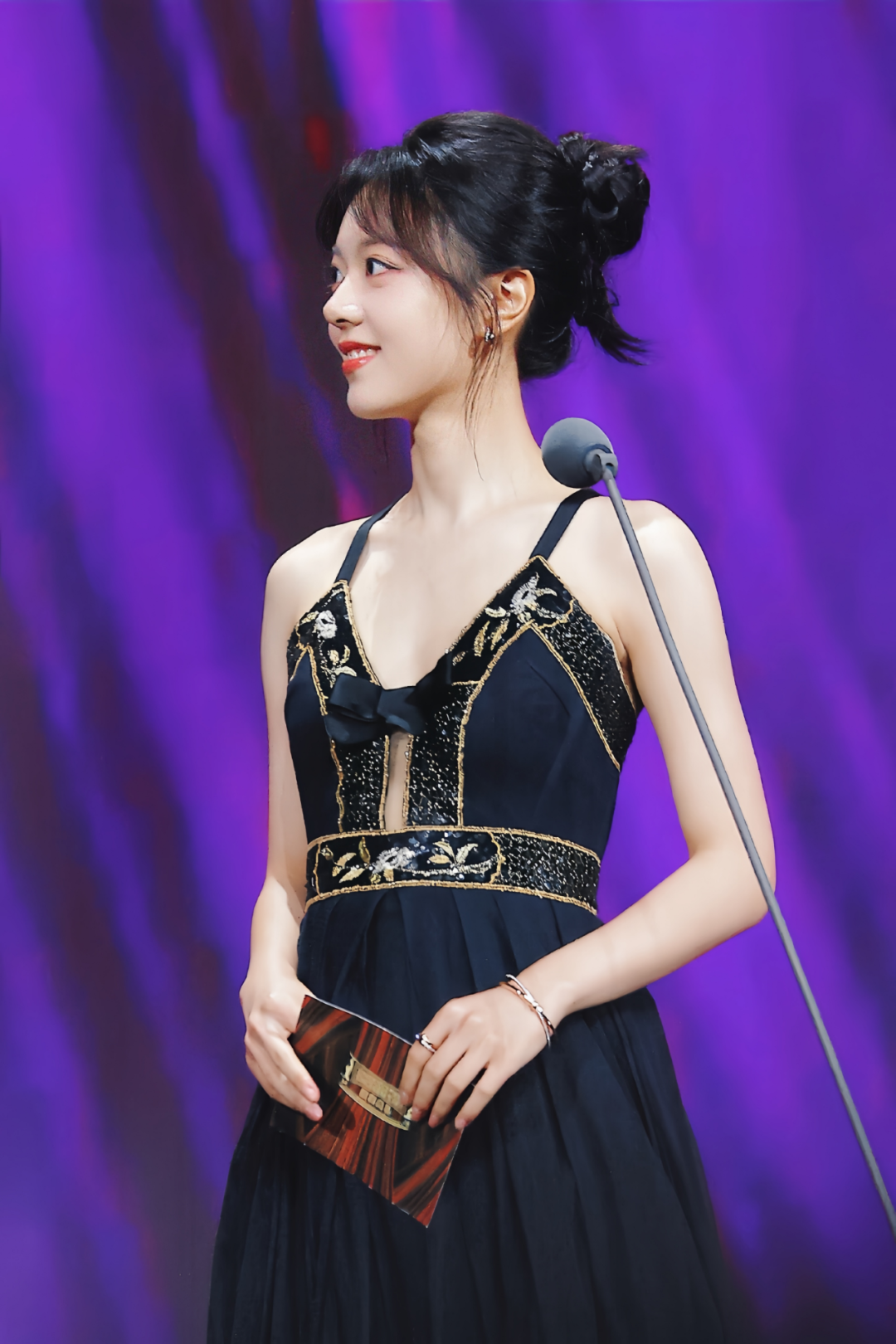 赵今麦芭莎盛典挂脖裙再引热议，蓝黑礼服争议VS粉色长裙仙气，00后小花转型胜负几何