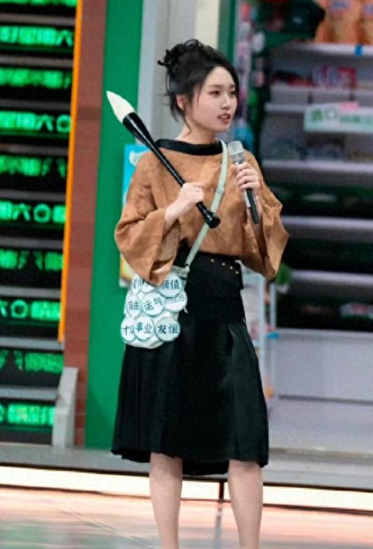 李雪琴暴瘦亮相！网友惊呼认不出