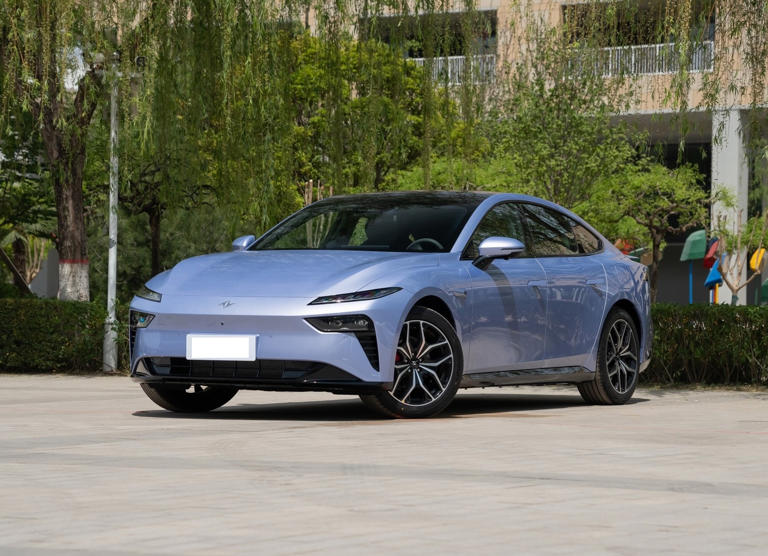 全新中大型轿跑仅11.59万起，可选增程/纯电，轴距近3米