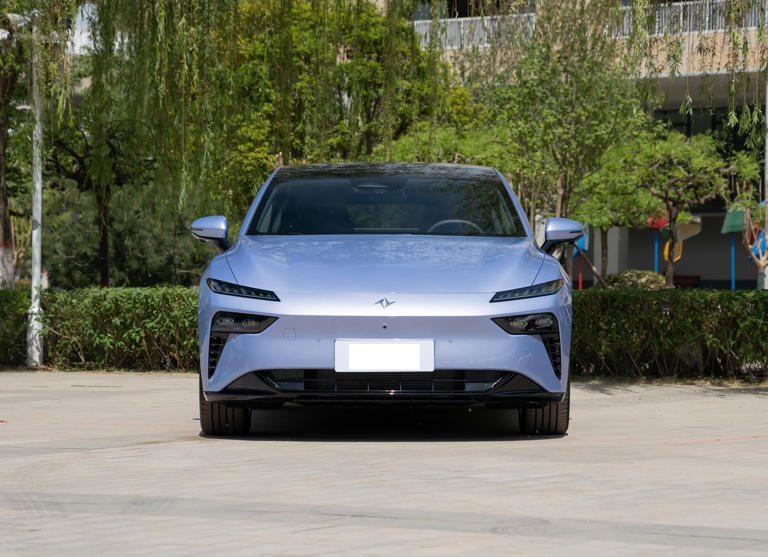 全新中大型轿跑仅11.59万起，可选增程/纯电，轴距近3米