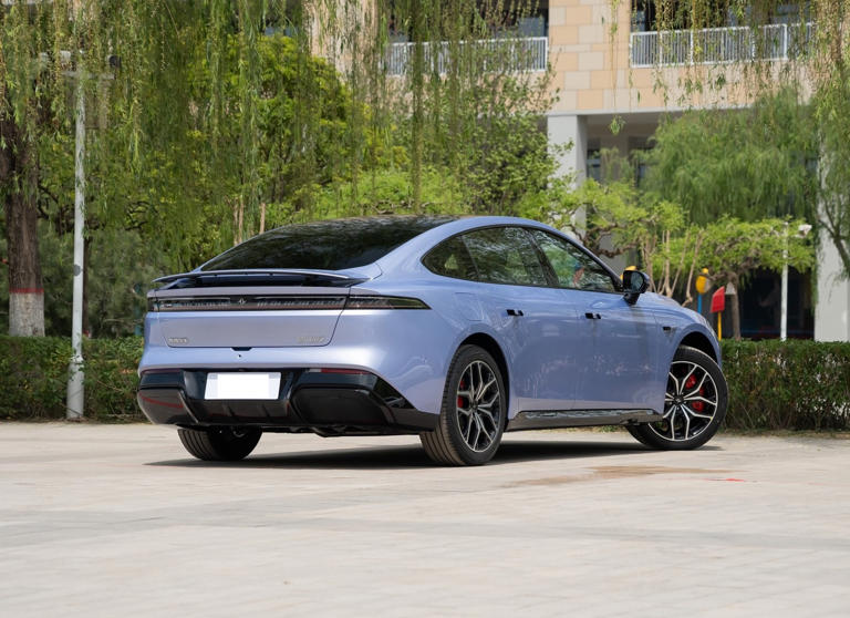 全新中大型轿跑仅11.59万起，可选增程/纯电，轴距近3米