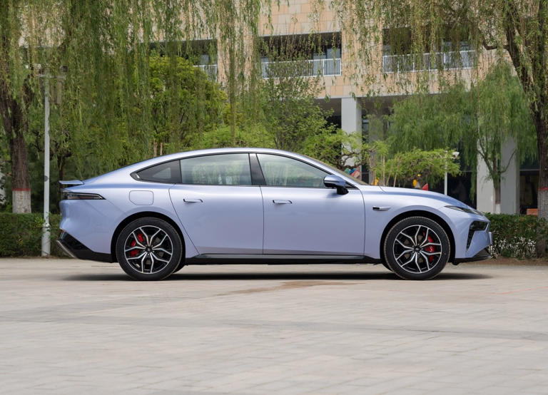 全新中大型轿跑仅11.59万起，可选增程/纯电，轴距近3米