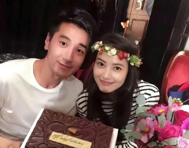 45岁高圆圆山上野炊被偶遇，穿千鸟格大衣美得让人心动，赵又廷真有福气