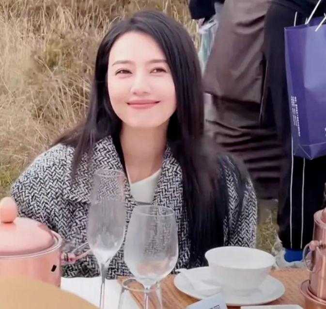 45岁高圆圆山上野炊被偶遇，穿千鸟格大衣美得让人心动，赵又廷真有福气