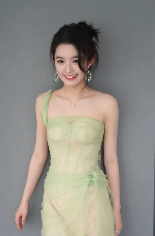 “天价耳环”事件后，17岁黄杨钿甜主演《冰湖重生》能否播出引热议，制片人回应