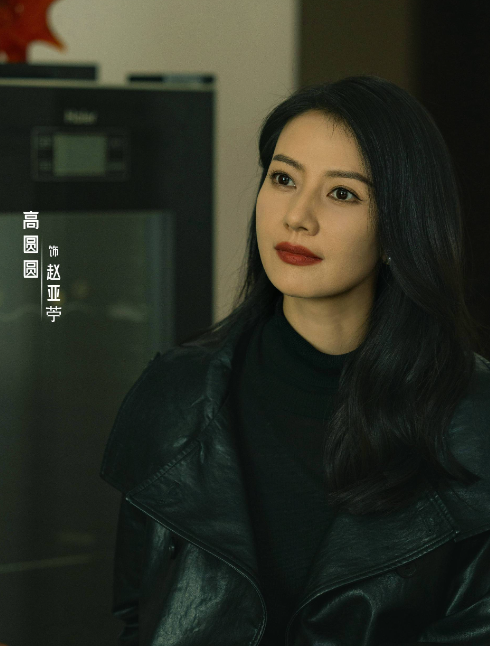 45岁高圆圆山上野炊被偶遇，穿千鸟格大衣美得让人心动，赵又廷真有福气