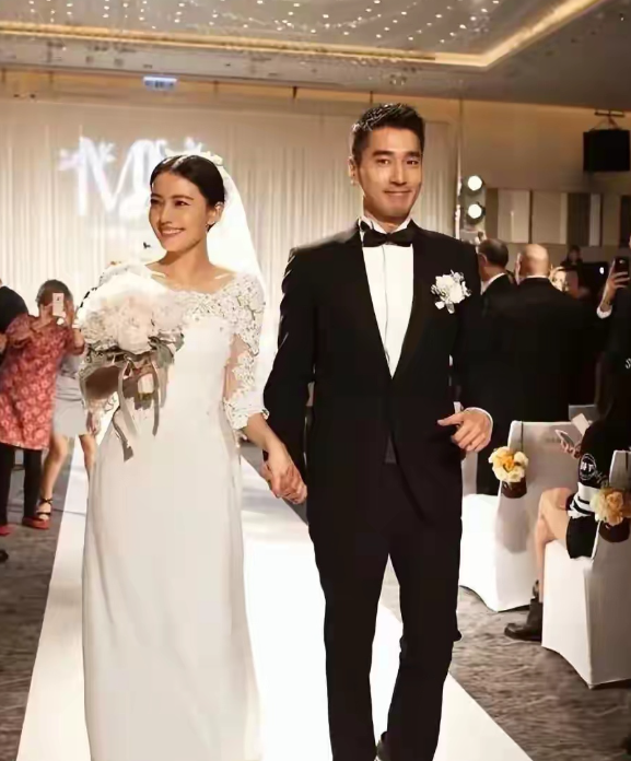 45岁高圆圆山上野炊被偶遇，穿千鸟格大衣美得让人心动，赵又廷真有福气