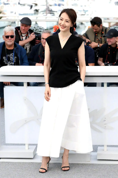 45岁高圆圆山上野炊被偶遇，穿千鸟格大衣美得让人心动，赵又廷真有福气