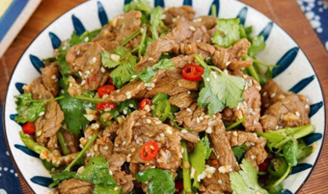 香菜和牛肉除了炒着吃，还可以这样做，滑嫩可口，香辣过瘾