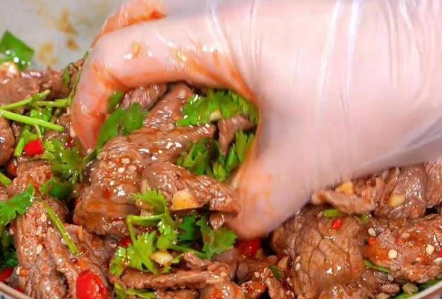 香菜和牛肉除了炒着吃，还可以这样做，滑嫩可口，香辣过瘾