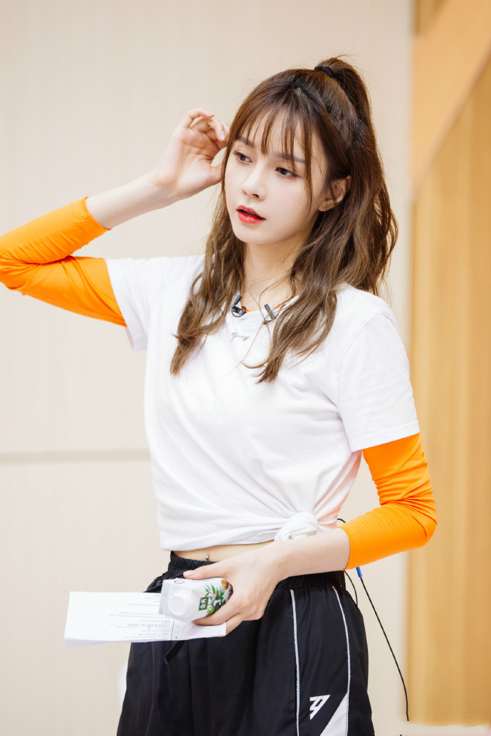 乘风破浪：万茜梦辰菲菲打底配白T，恋爱女孩状态各异