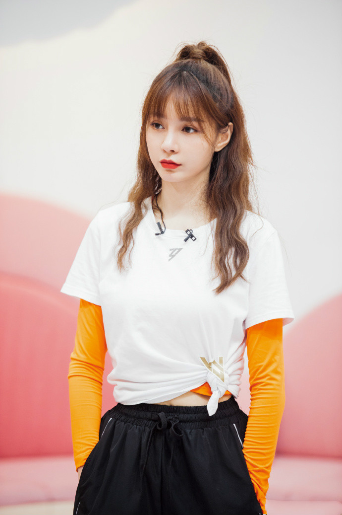 乘风破浪：万茜梦辰菲菲打底配白T，恋爱女孩状态各异