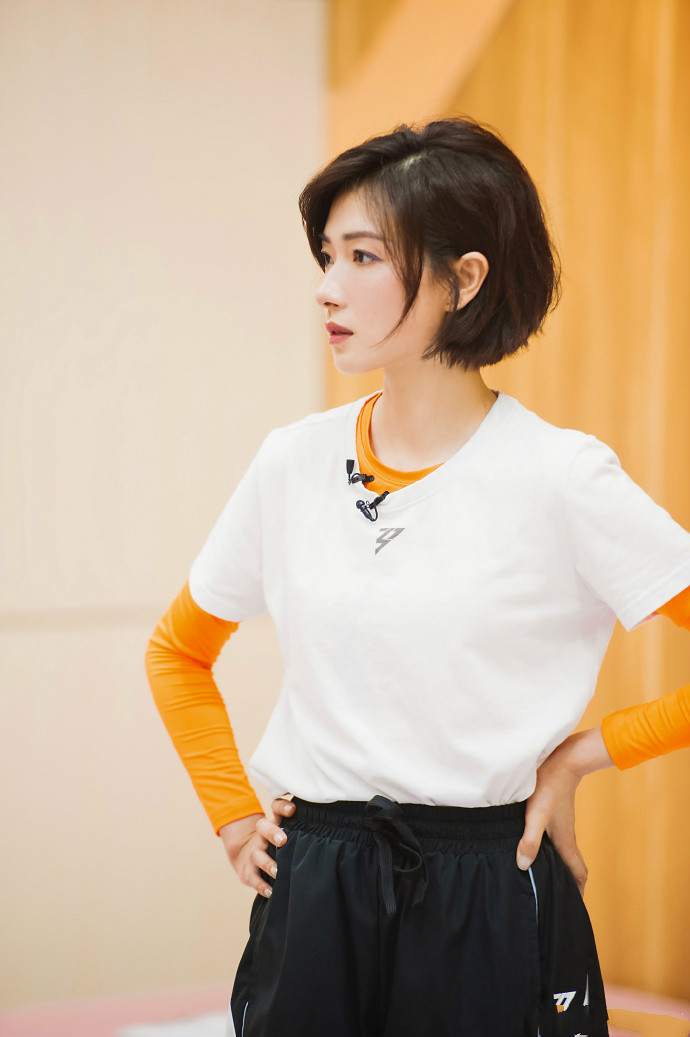 乘风破浪：万茜梦辰菲菲打底配白T，恋爱女孩状态各异