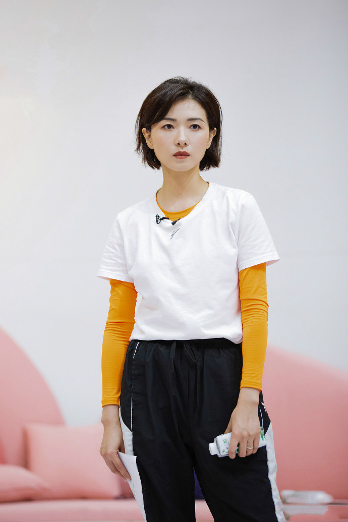 乘风破浪：万茜梦辰菲菲打底配白T，恋爱女孩状态各异