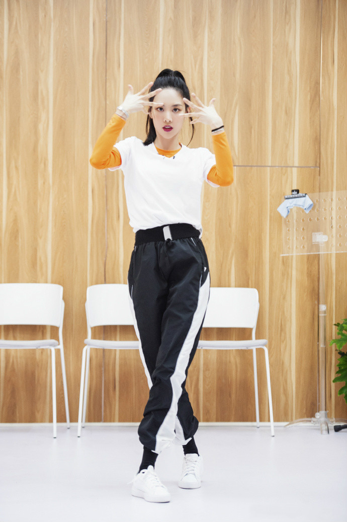 乘风破浪：万茜梦辰菲菲打底配白T，恋爱女孩状态各异