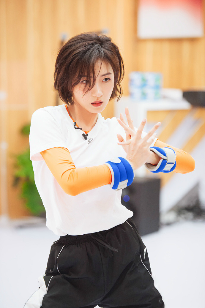 乘风破浪：万茜梦辰菲菲打底配白T，恋爱女孩状态各异