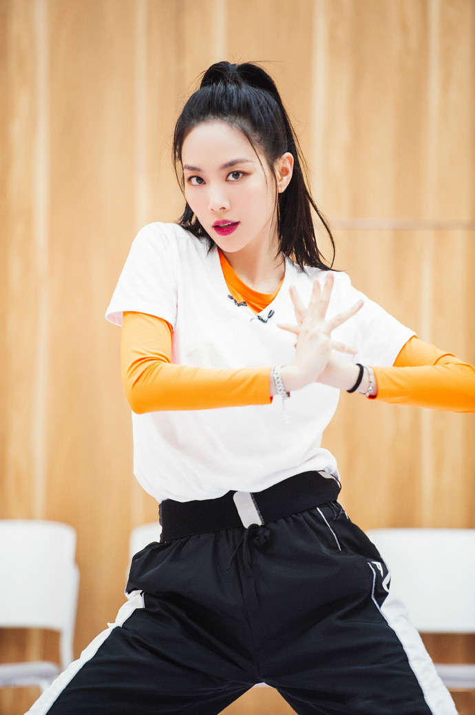 乘风破浪：万茜梦辰菲菲打底配白T，恋爱女孩状态各异