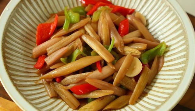 5月吃莲藕不如多吃它，是菜也是药！大火爆炒一盘，清热利湿！
