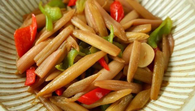 5月吃莲藕不如多吃它，是菜也是药！大火爆炒一盘，清热利湿！