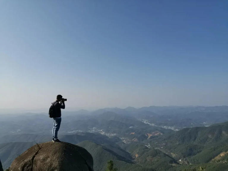 南怀瑾先生在书里写道：“真正的修行不在山上，不在庙里，而在社会中。我们每个人都在修行中生活，也在生活中修行。”人这辈子，全靠修行。生活的苦，虽然会让人无力招架，但若是能够做到言寡，体勤，心静。那么，你就越来越相信这么一个道理，靠自己，才