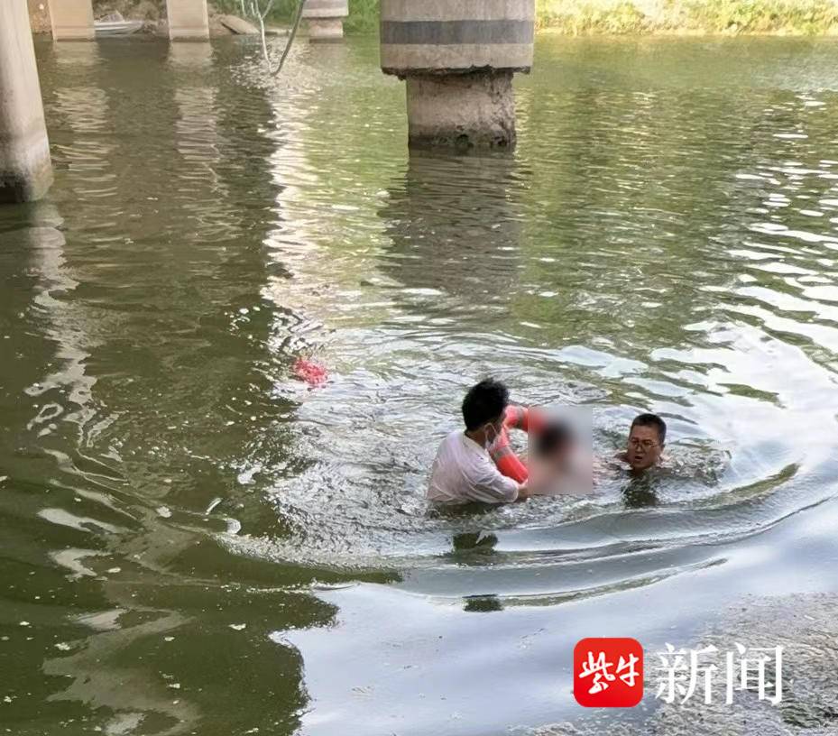 泗洪古徐大桥附近，执法记录仪拍下“生死75秒”