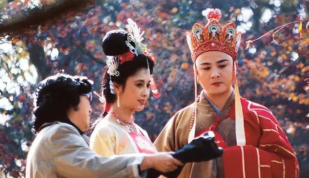 86版西游记火爆全国，徐少华26岁帅气旧照曝光，却因努力成唐僧