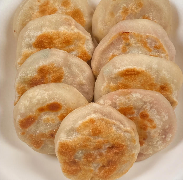 做馅饼别用烫面凉水，老厨师妙招让饼不开裂不露馅