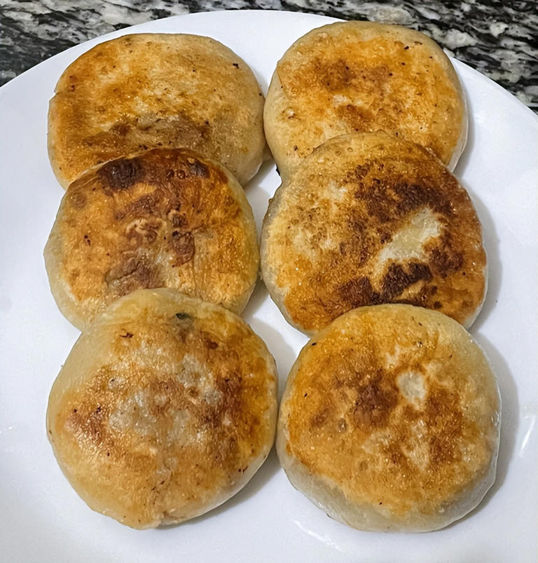 做馅饼别用烫面凉水，老厨师妙招让饼不开裂不露馅