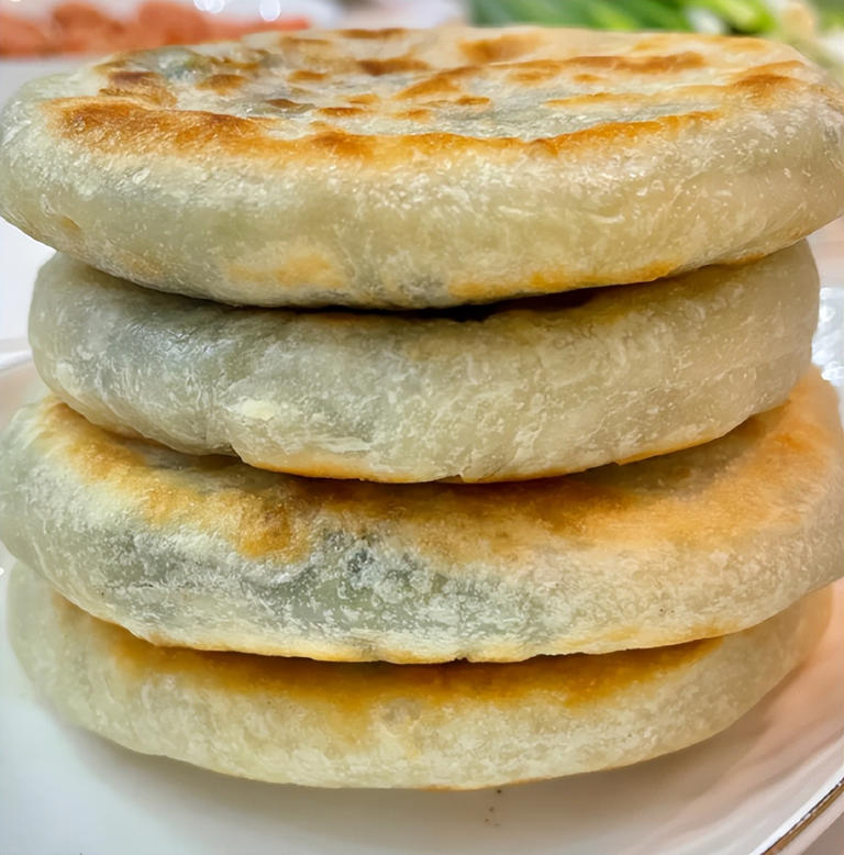 做馅饼别用烫面凉水，老厨师妙招让饼不开裂不露馅