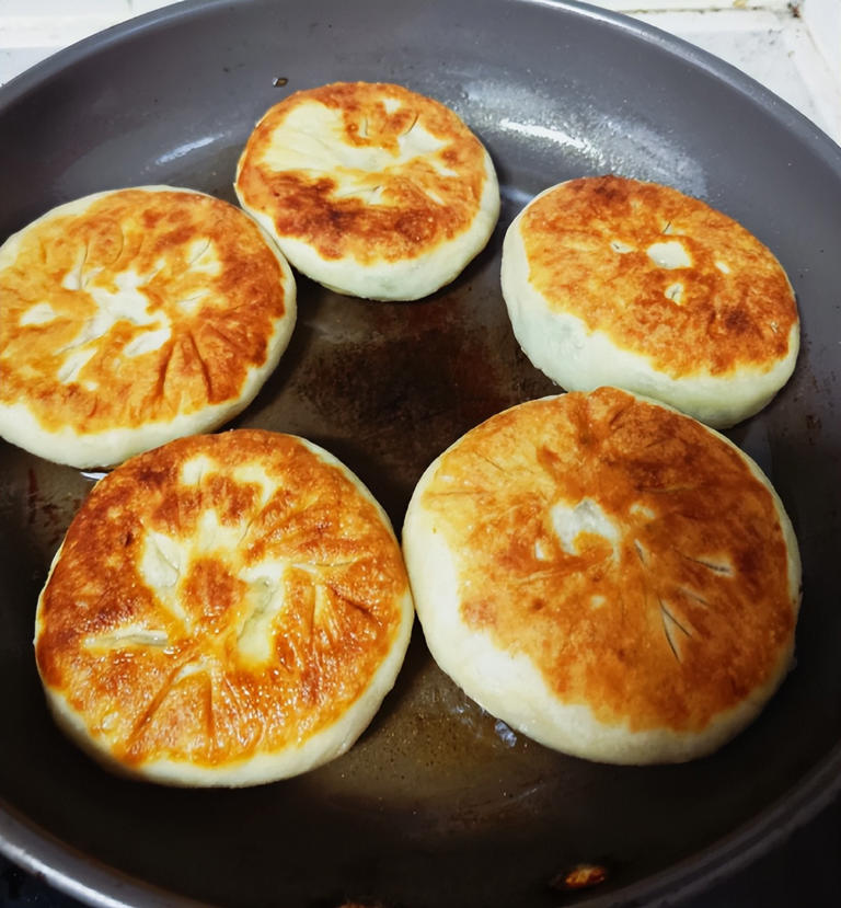 做馅饼别用烫面凉水，老厨师妙招让饼不开裂不露馅