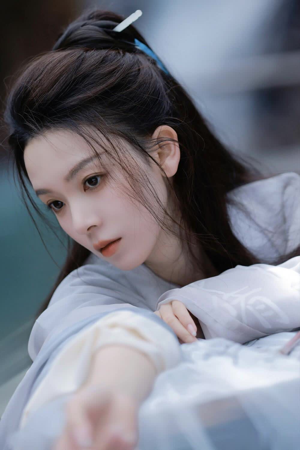 从《玫瑰的故事》到《蛮好的人生》，她瘦到脱相却添高知气质