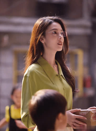 从《玫瑰的故事》到《蛮好的人生》，她瘦到脱相却添高知气质