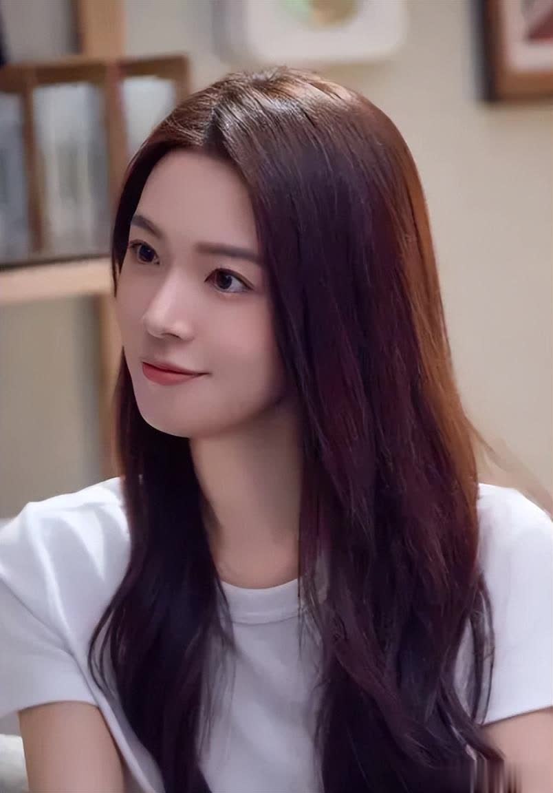 从《玫瑰的故事》到《蛮好的人生》，她瘦到脱相却添高知气质