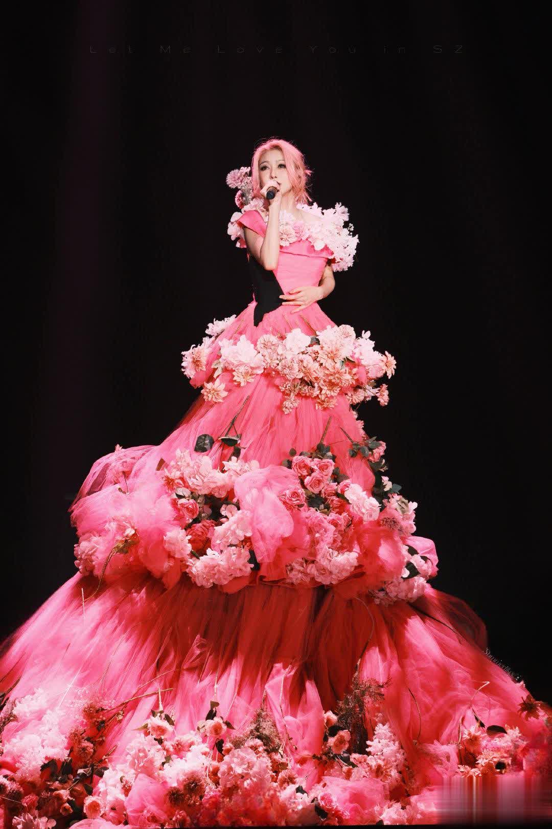 薛凯琪巨型花束装：时尚与浪漫完美融合