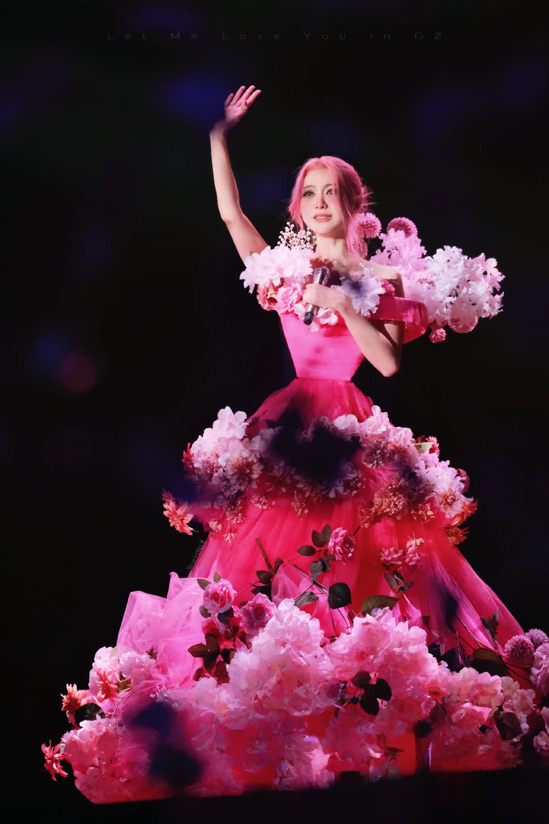 薛凯琪巨型花束装：时尚与浪漫完美融合