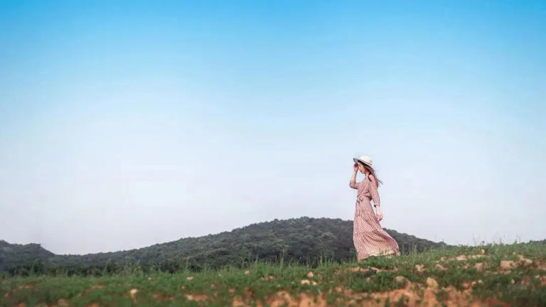 有句话说：“小时候，幸福是一件简单的事；长大后，简单就是一件幸福的事。” 真正的幸福，其实是靠心去感受的。 人活着，总有七情六欲，总有各种各样的欲望。 但是，如果总是被物欲桎梏，被压力压榨的话，日子肯定不会幸福，不会快乐。 做人做事，一
