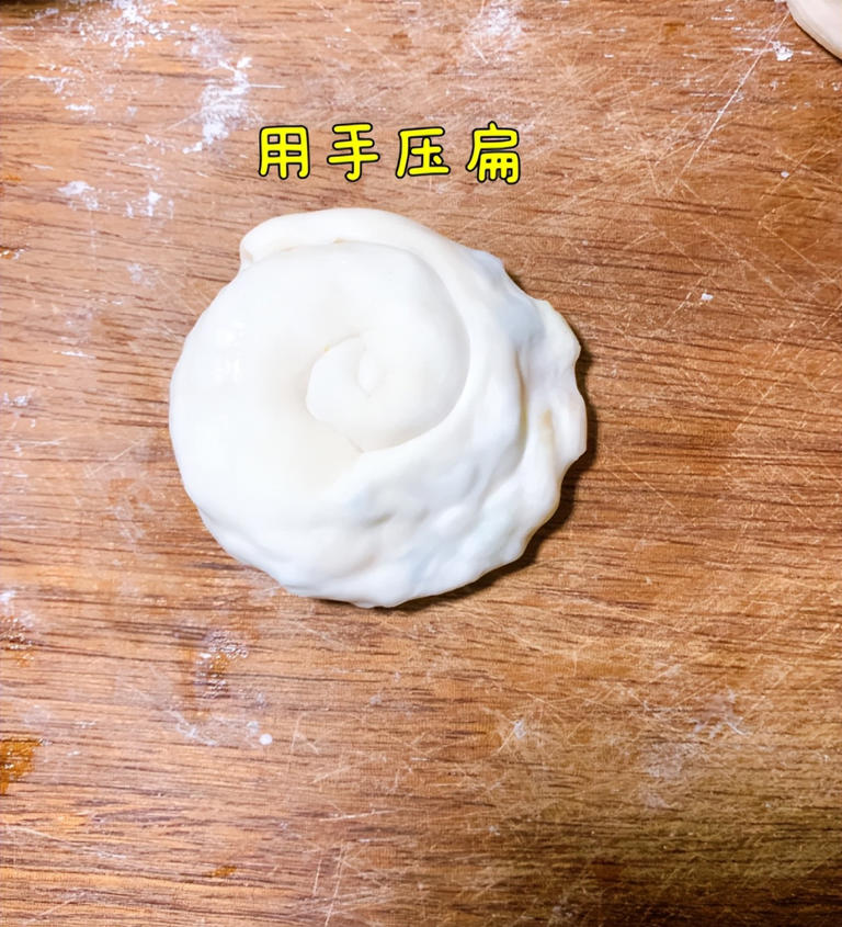 做葱油饼别直接上锅煎，学会这招，香酥不油腻！