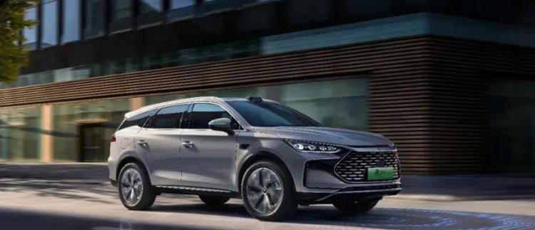比亚迪“王炸SUV”，官降3万，配置拉满，高速跑1000公里没压力