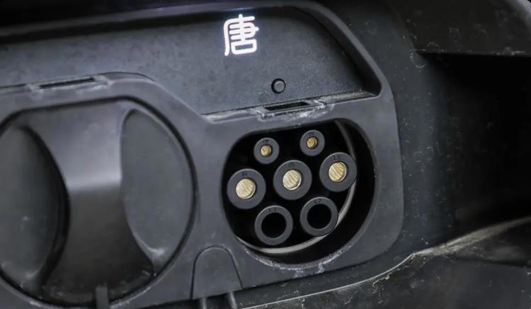 比亚迪“王炸SUV”，官降3万，配置拉满，高速跑1000公里没压力