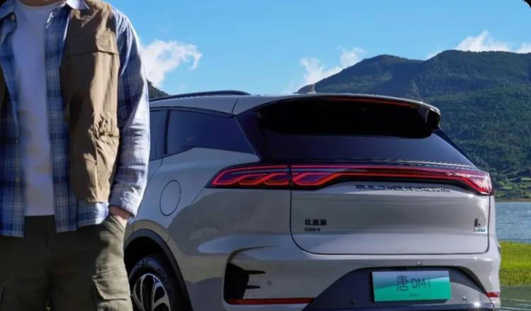 比亚迪“王炸SUV”，官降3万，配置拉满，高速跑1000公里没压力