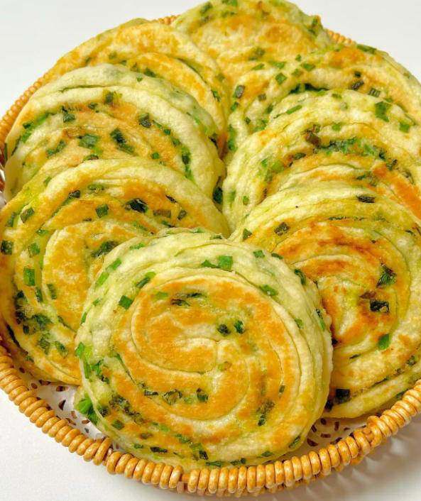 做葱油饼别直接上锅煎，学会这招，香酥不油腻！