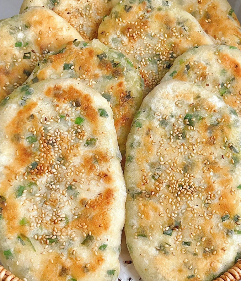 做葱油饼别直接上锅煎，学会这招，香酥不油腻！ 