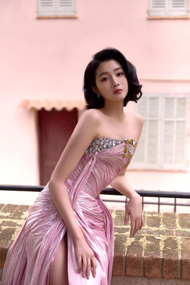 鹿晗关晓彤八年情路终成谜，顶流爱情败给了现实还是成全了体面