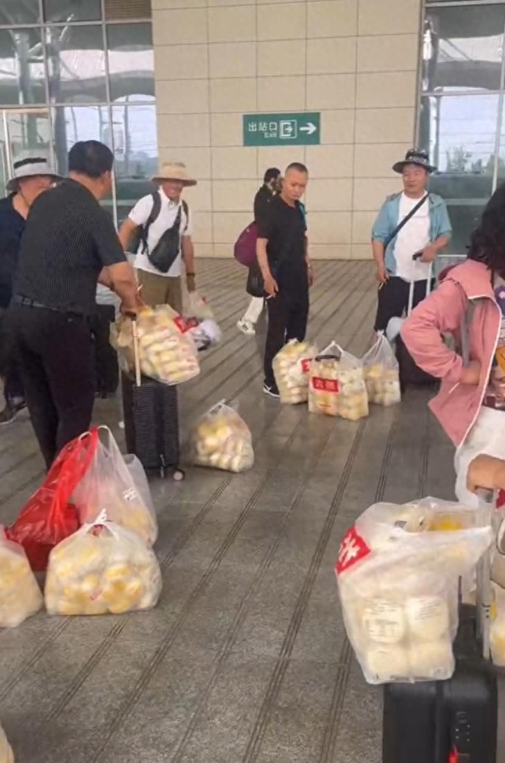 近日，江苏游客在河南洛阳买800个馒头回家不够分的视频冲上热榜。 5月22日，视频拍摄者王先生对极目新闻记者称，他们一行十多人，都是来自江苏淮安的游客。5月20日，他们在洛阳游玩结束返程时，有人提起洛阳馒头好吃，众人便到附近的大张超市买了8