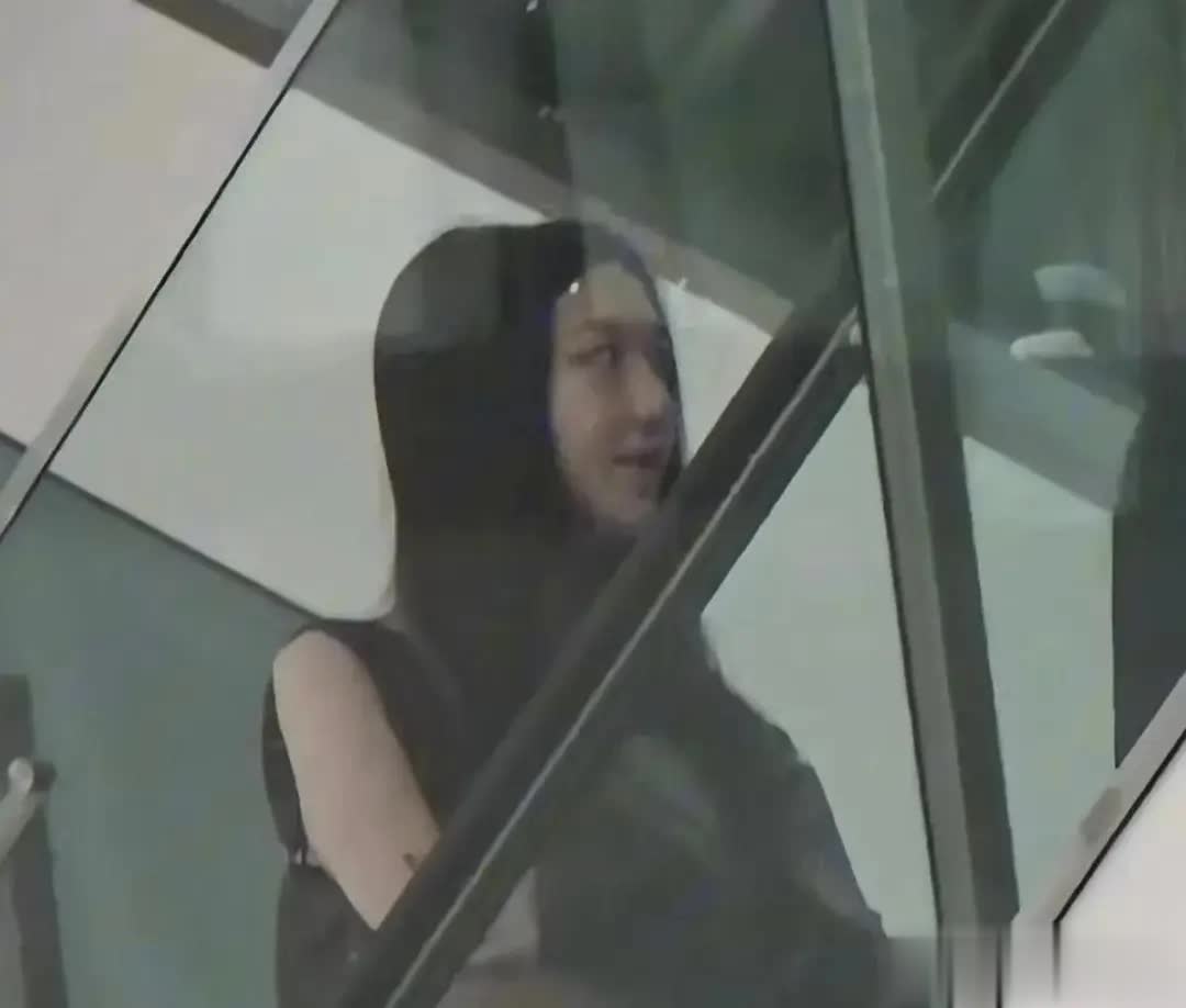 王菲女儿李嫣近照曝光，时尚穿搭魅力足，嘴巴修复效果惊艳