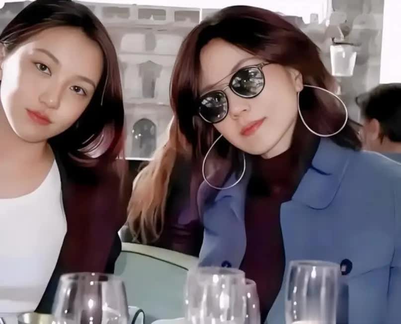 王菲女儿李嫣近照曝光，时尚穿搭魅力足，嘴巴修复效果惊艳