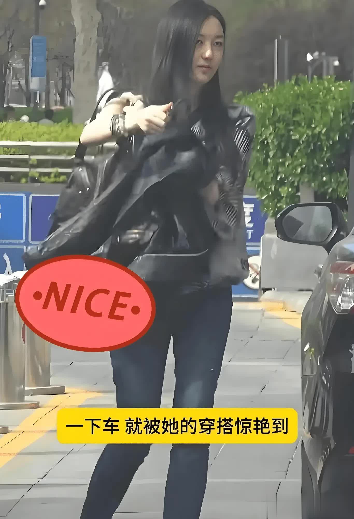 王菲女儿李嫣近照曝光，时尚穿搭魅力足，嘴巴修复效果惊艳